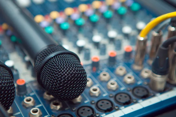 Os conectores são conectados ao mixer de áudio e ao gravador de som do microfone — Fotografia de Stock