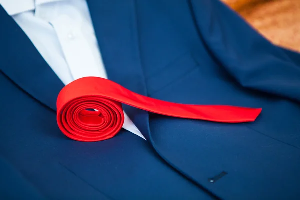 La corbata roja se derrumbó en la chaqueta —  Fotos de Stock