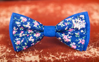 Mavi papyon ile yaz çiçek desenli