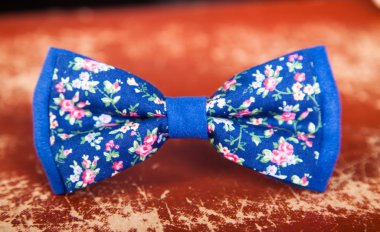 Mavi papyon ile yaz çiçek desenli