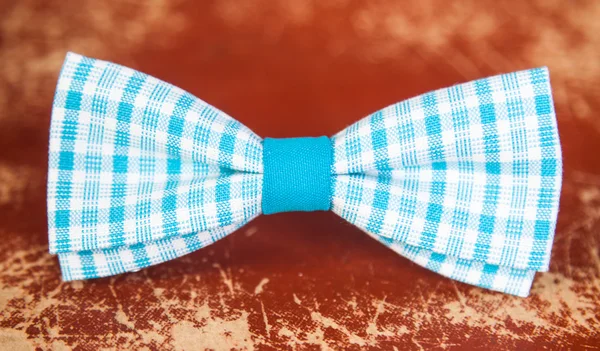 Beyaz çizgili mavi papyon