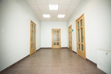 Koridor 5 ahşap kapı ile