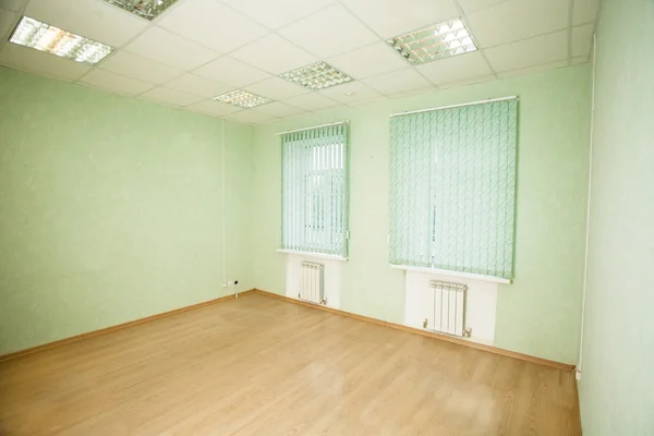 Γραφείο άδειο χώρο με παράθυρα — Φωτογραφία Αρχείου