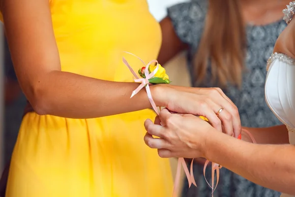 Fiori freschi sulle damigelle d'onore a disposizione al matrimonio — Foto Stock