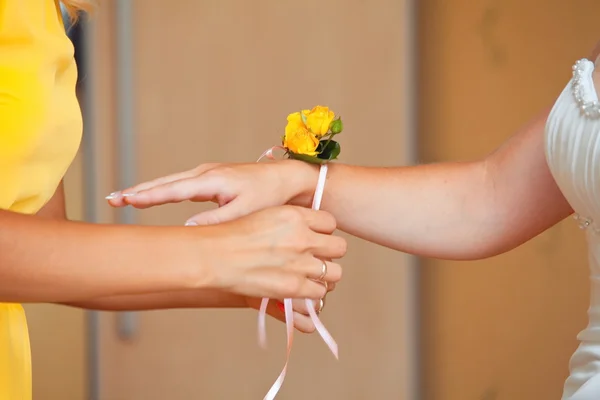 Färska blommor på hand bridesmaids på bröllopet — Stockfoto