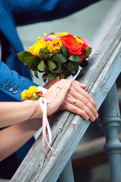Свадебный букет и обручальные кольца — стоковое фото