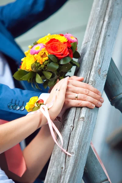 Ramo de novia y anillos de boda — Foto de Stock