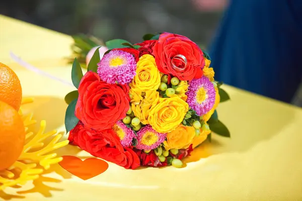 Bouquet de mariée et alliances — Photo