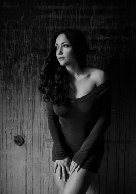 Seksi esmer bak kısa elbise