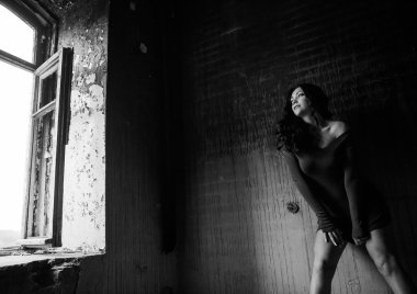 Kırık pencere ve kısa bir elbise içinde çok hoş bir Bayan