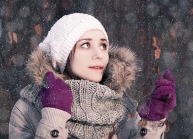 Genç sarışın kız parkta ormanında kış portresi