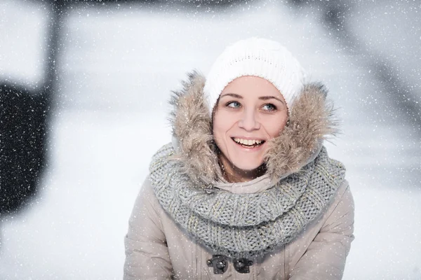 Mulher loira bonita andando ao ar livre sob queda de neve — Fotografia de Stock