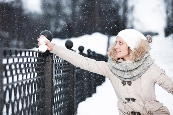 Bonito jovem mulher brincando com neve no casaco de pele ao ar livre — Fotografia de Stock