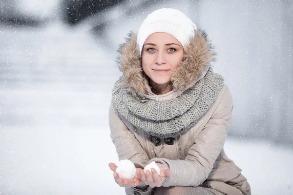 Mutlu genç kadın eğlenceli ve güzel kazanmak, taze kar keyfini çıkarın — Stok fotoğraf