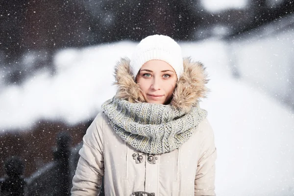 Retrato ao ar livre de jovem bonita mulher no frio ensolarado w — Fotografia de Stock