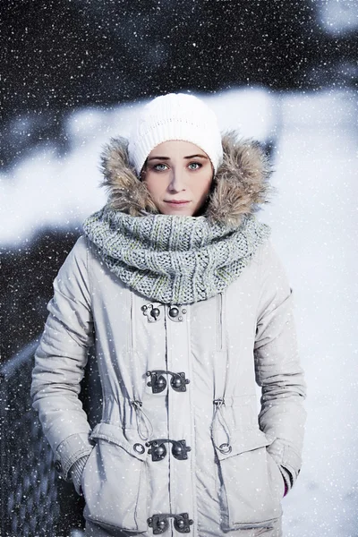 冬の可愛い女の子の肖像画。冷たいトーンの写真 — ストック写真