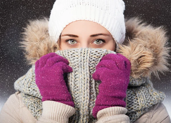 Porträtt av en vacker blondin i vinter — Stockfoto