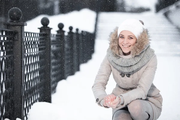 Beauty porträtt av ung attraktiv kvinna över snöiga — Stockfoto