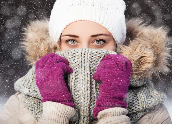 Πορτρέτο του ένα όμορφο κορίτσι σε ένα μαντήλι και γάντια στην παράγρ χειμώνα — Φωτογραφία Αρχείου