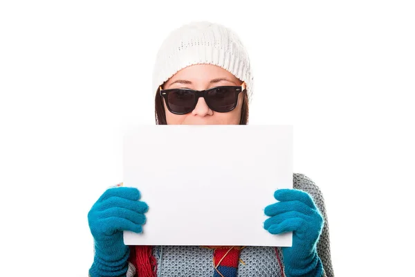 Bella ragazza in un cappello a maglia e occhiali da sole sorridente e holdi — Foto Stock