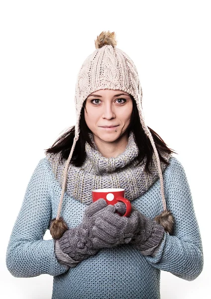 Ragazza in un cappello a maglia con un cerchio rosso con un caffè in mano è — Foto Stock