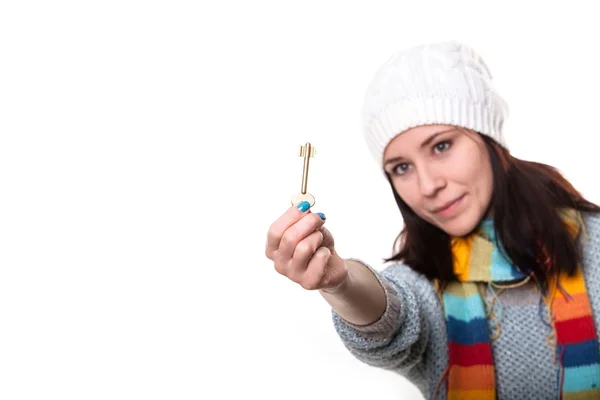 Der Schlüssel liegt in Ihren Händen. schönes Mädchen mit Strickmütze hält — Stockfoto