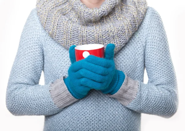 Wärmender roter Becher Tee. Mädchen warme behandschuhte Hände auf einem Becher — Stockfoto