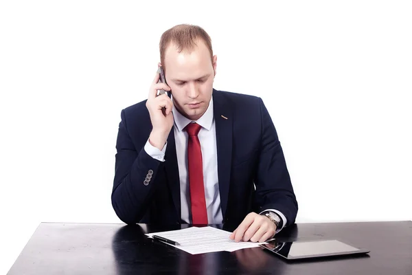 Homme d'affaires à la table passe un appel téléphonique avant de signer le c — Photo