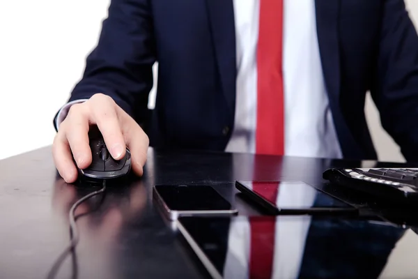 Uomo d'affari in cravatta rossa che lavora al computer. Sul tavolo c'è — Foto Stock