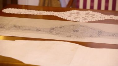 Keten iplik dantel el yapımı imalatı. Keten fabrika işçisi el ile güzel skeçler dantelli bir desen oluşturur