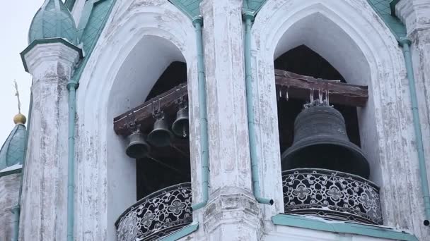 Beltonen van klokken in de toren van de oude kerk in de Russische stad. — Stockvideo