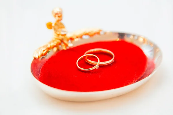 Two wedding rings on a red base with an angel — Stock Photo, Image