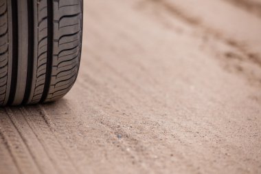 trace of rubber tires SUV in the desert sand. Riding a four-wheel drive vehicles passable attracts many tourists and professionals