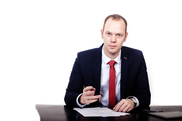 Geschäftsmann mit roter Krawatte am Tisch gibt Stift zur Vertragsunterzeichnung — Stockfoto