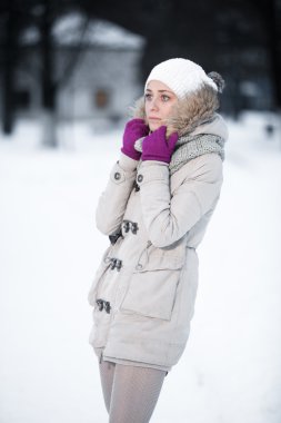 Kışın açık havada çekici bir genç kadın.