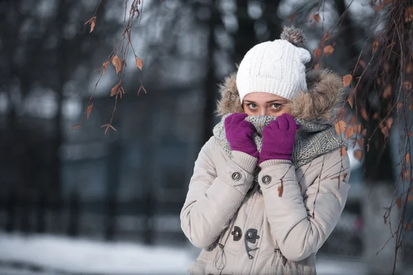 Glada kvinna kläder i varm hatt. Vintersäsong. — Stockfoto