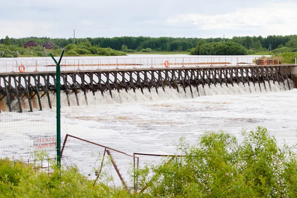 Kleine dam op de rivier — Stockfoto