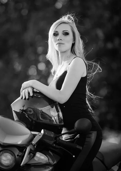 Mladá sexy žena sedící na červené motorce — Stock fotografie