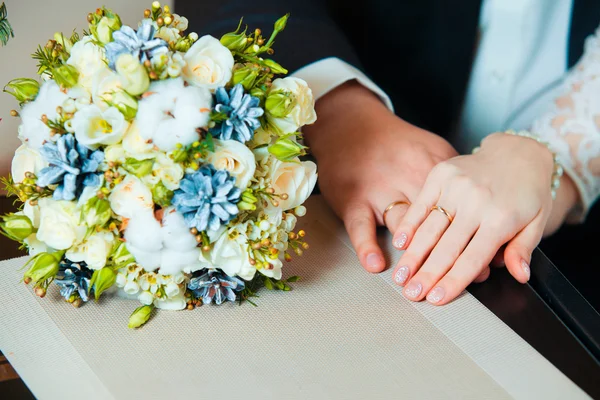 Jovem casal de mãos dadas, dia do casamento cerimônia — Fotografia de Stock