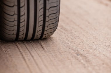 Jant lastik ve off-road kamyon bu Milli Küçük hareket ayrıntılı bir görünümünü gider