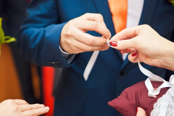 Brudgummen att sätta ringen på brudar finger — Stockfoto