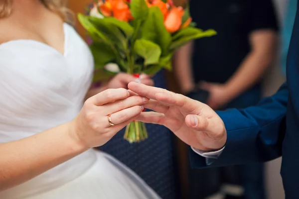 La mariée et le marié échangent des alliances lors de la cérémonie de mariage Photo De Stock