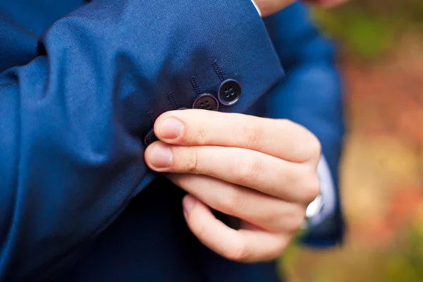 Dressing. Close-up van een man in de jas corrigeren mouwen. — Stockfoto