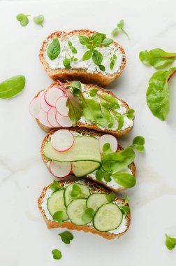 Mikro yeşil ve turplu sandviçler.