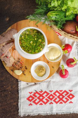 Okroshka malzemelerle birlikte masada.