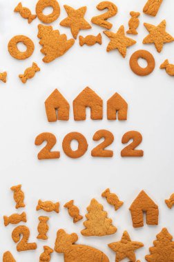 Hayvanlı zencefilli kurabiyeler ve beyaz arka planda 2022 numara.