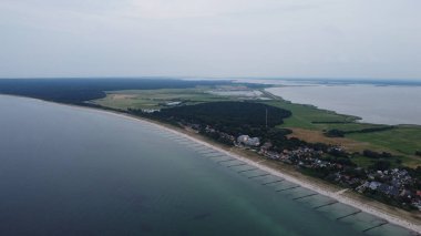 Baltık Denizi 'nin Fischland-Dar-Zingst yarımadasında Almanya' nın Mecklenburg-Vorpommern eyaletinde yer alan Vorpommern-Rgen iline bağlı Ahrenshoop belediyesinin hava manzarası