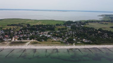 Baltık Denizi 'nin Fischland-Dar-Zingst yarımadasında Almanya' nın Mecklenburg-Vorpommern eyaletinde yer alan Vorpommern-Rgen iline bağlı Ahrenshoop belediyesinin hava manzarası