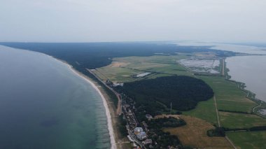 Baltık Denizi 'nin Fischland-Dar-Zingst yarımadasında Almanya' nın Mecklenburg-Vorpommern eyaletinde yer alan Vorpommern-Rgen iline bağlı Ahrenshoop belediyesinin hava manzarası