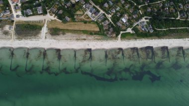 Baltık Denizi 'nin Fischland-Dar-Zingst yarımadasında Almanya' nın Mecklenburg-Vorpommern eyaletinde yer alan Vorpommern-Rgen iline bağlı Ahrenshoop belediyesinin hava manzarası